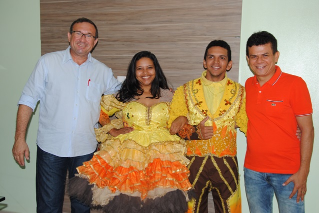 Prefeito Juninho Alves entrega figurino a Quadrilha Estilizada de Caraúbas