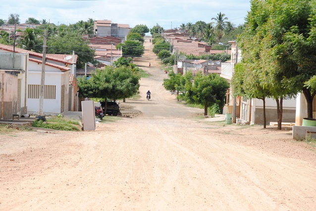 Prefeitura segue com trabalhos de terraplanagem em diversas ruas de Caraúbas