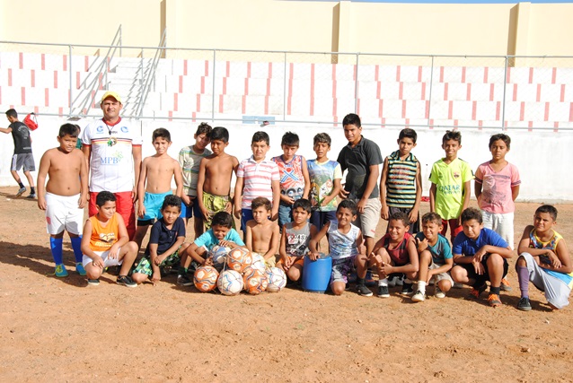 Escolinha de futebol do Projeto Abelhar em parceria com prefeitura de Caraúbas mobiliza alunos da rede municipal