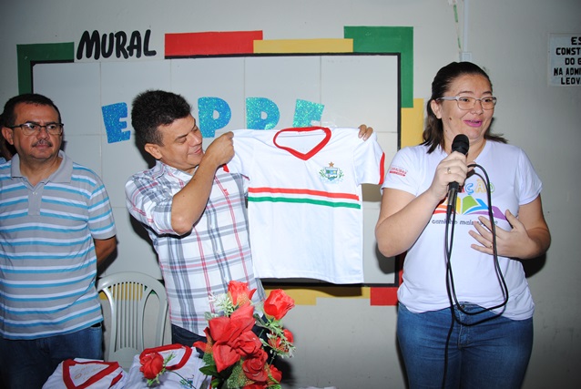 Prefeito Juninho Alves entrega fardamento em escolas da Cachoeira e Santo Antônio