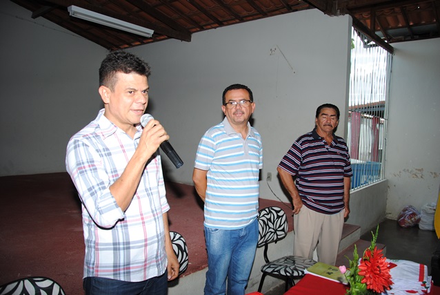 Prefeito Juninho Alves visita região da várzea e entrega fardamento em escolas do Apanha-Peixe e Mariana