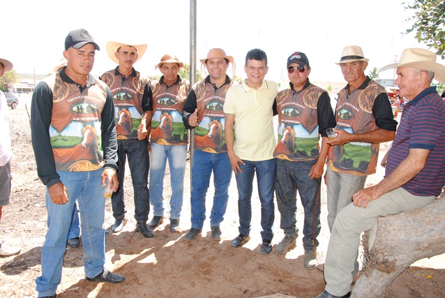 Prefeito Juninho Alves e vice-prefeito Paulo Brasil participam da quarta cavalgada do Sagrado Coração de Jesus