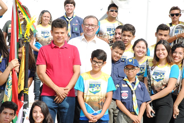 Desfile da manhã – hasteamento das bandeiras pelos Escoteiros