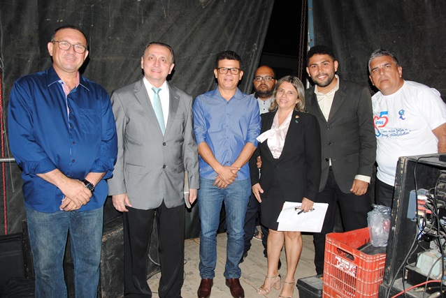 Prefeito Juninho Alves e vice-prefeito Paulo Brasil participam da programação do Dia do Evangélico