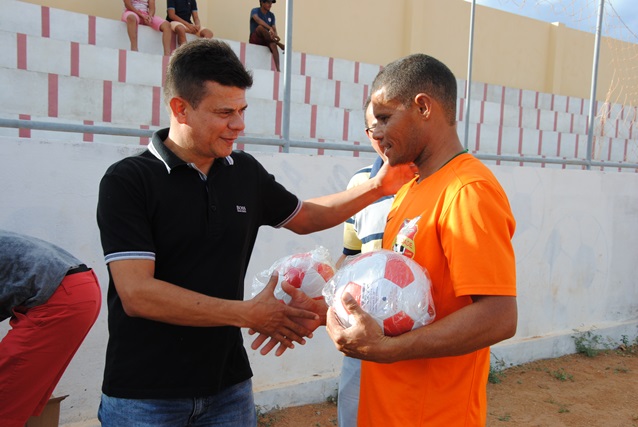 Desfile das equipes marca abertura oficial da 2ª Copa Municipal de Futebol de Campo de Caraúbas