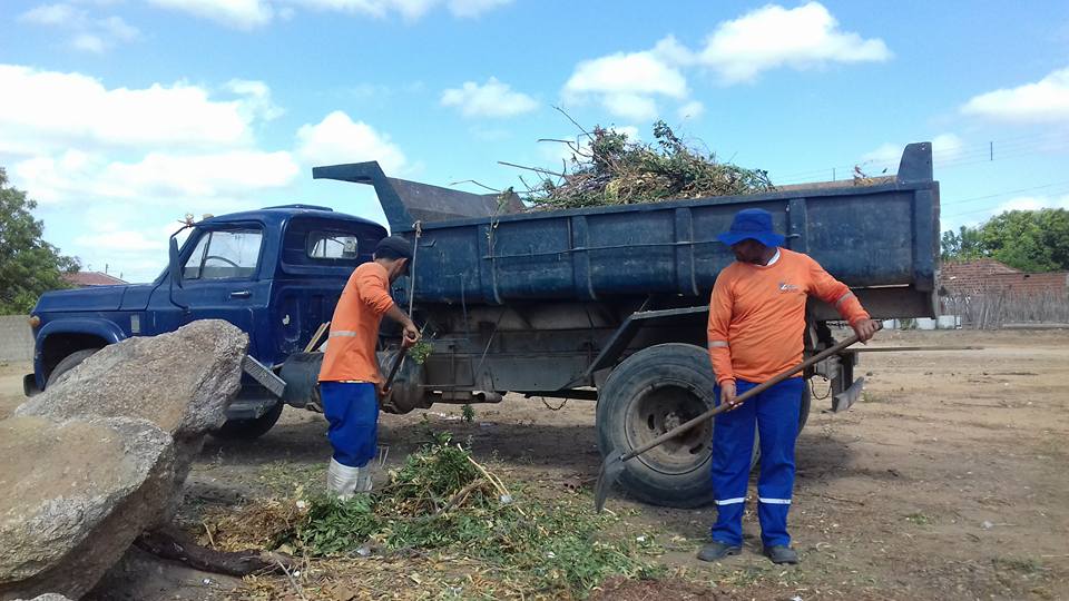 Equipe da limpeza pública está a todo vapor em vários bairros de Caraúbas