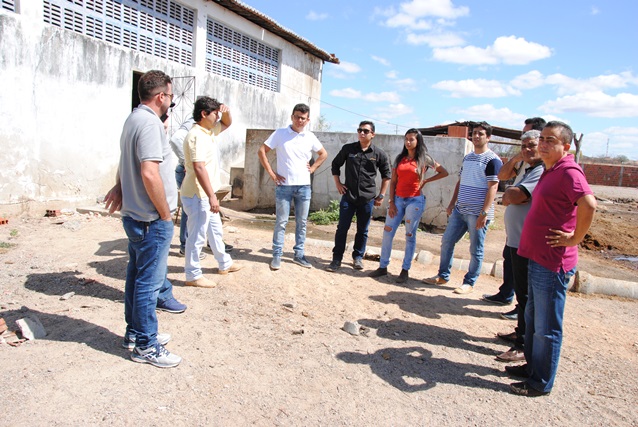 Prefeito Juninho Alves acompanhado de equipe administrativa vistoria obras no matadouro público  municipal