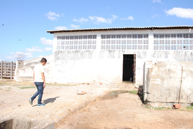 Prefeito Juninho Alves visita obras de reparos do matadouro público em Caraúbas