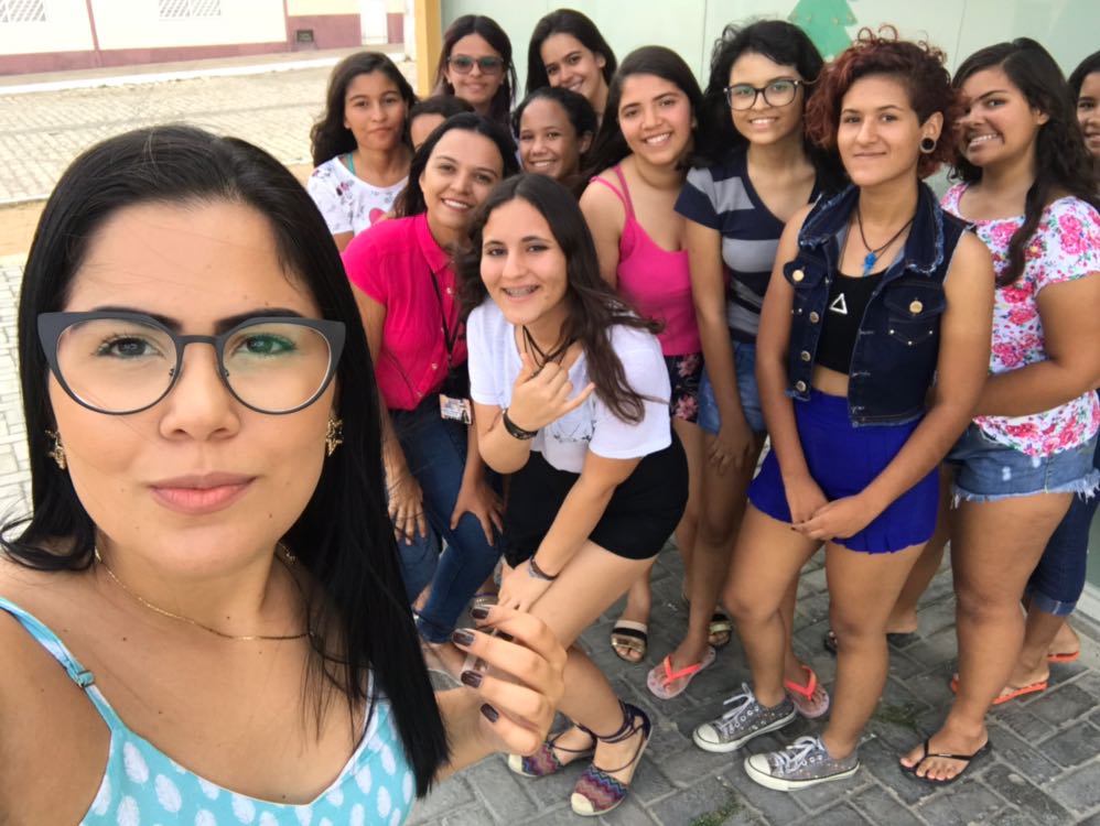 Profissionais da saúde realizam atividade psicossocial com grupo de adolescentes em Caraúbas