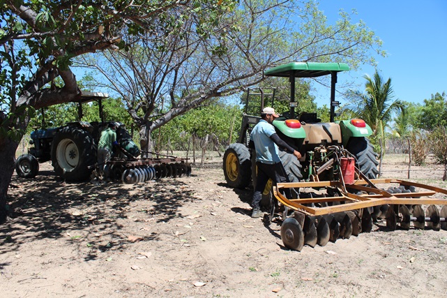 Prefeitura intensifica o corte de terras na zona rural de Caraúbas