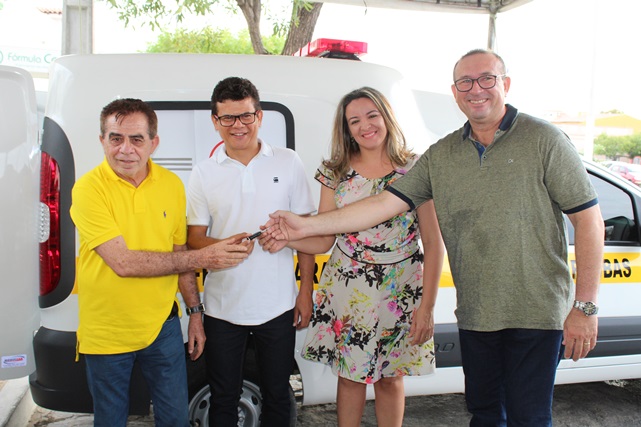 Prefeito Juninho Alves recebe ambulância doada pelo deputado Raimundo Fernandes