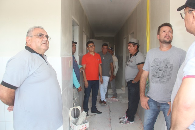 Prefeito Juninho Alves e vice-prefeito Paulo Brasil visitam obras de reforma da UBS do São Geraldo