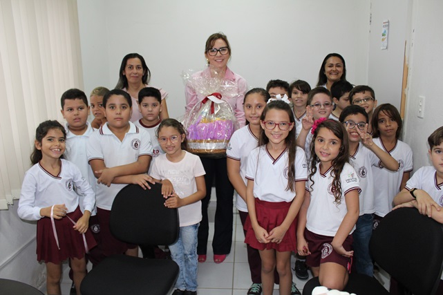 No dia Internacional da Mulher secretária de Assistência Social recebe homenagem de professoras e alunos do Êxito