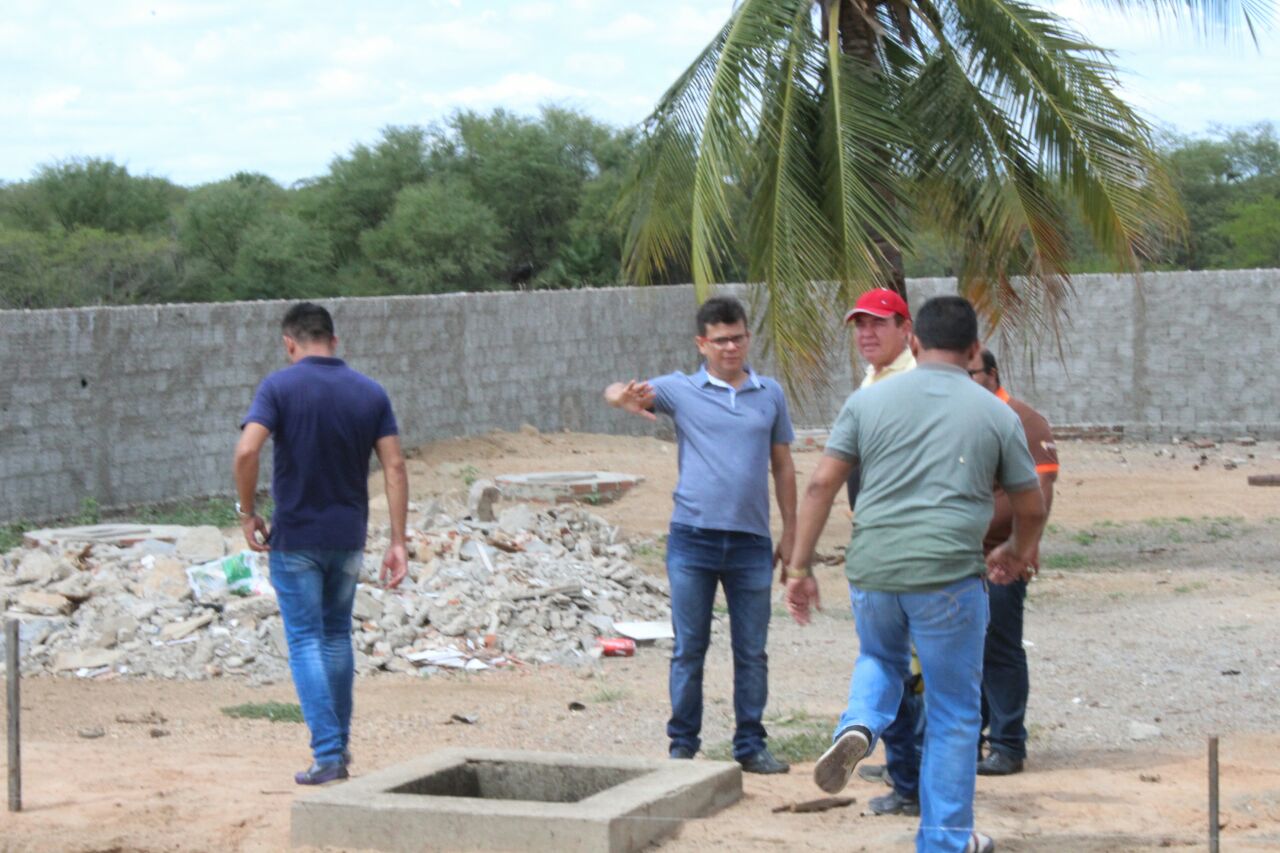 Prefeito Juninho Alves visita obras da reforma do abatedouro público