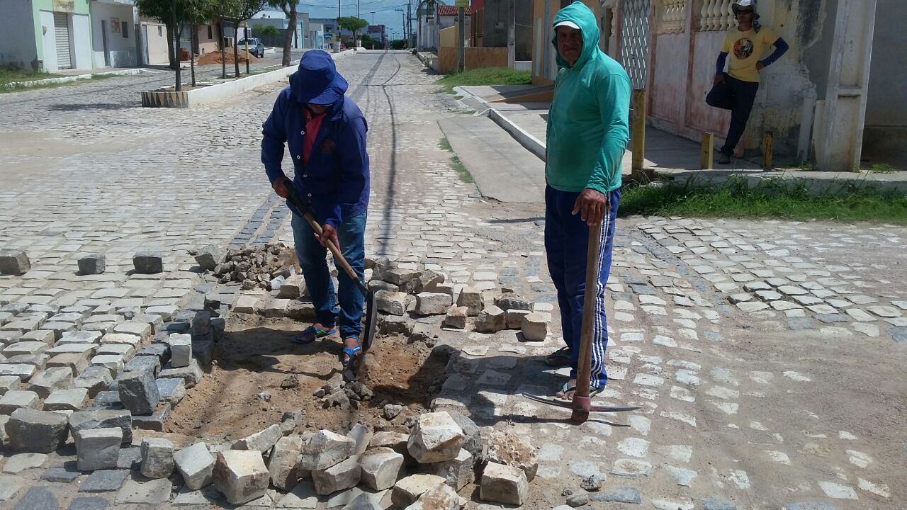 Prefeitura realiza operação “Tapa Buraco” nas ruas de Caraúbas