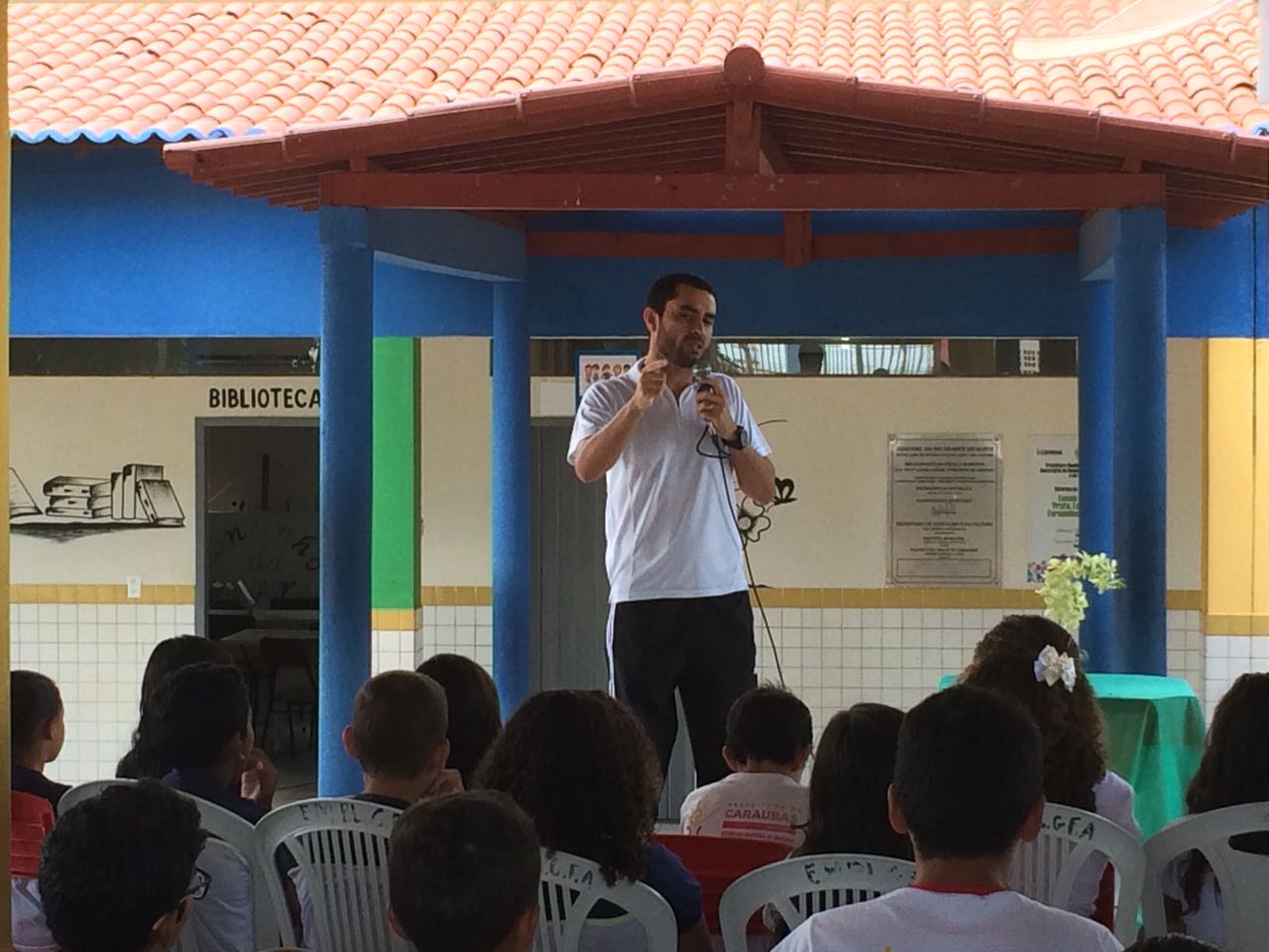 Atleta Neto Caraúbas realiza palestra para alunos da Escola Leônia Gurgel