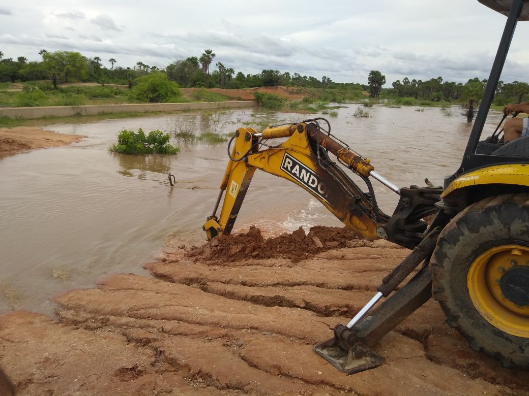 Prefeitura de Caraúbas amplia canal que leva água do Rio Umari para Lagoa do Apanha-Peixe