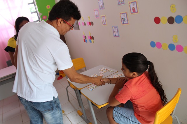 Prefeito Juninho Alves visita espaço de atendimento psicopedagógico para crianças autistas em Caraúbas