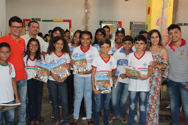 Prefeito Juninho Alves entrega material escolar na escola da comunidade de Cachoeira