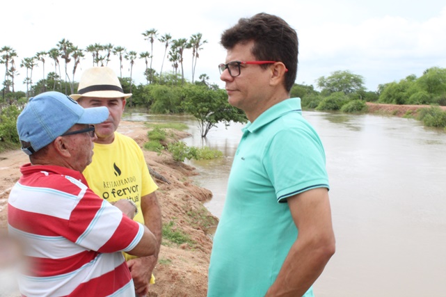 Prefeito Juninho Alves vistoria parede da Lagoa do Apanha-Peixe e providencia reparos de combate a erosão