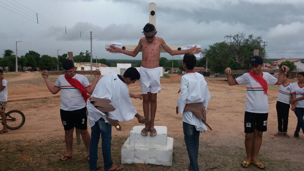 Alunos da Escola Francisco de Paula Pessoa Filho encena via sacra durante a Semana Santa