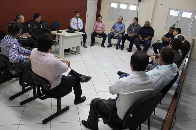 Prefeito Juninho Alves convoca autoridades para debater e encontrar soluções que combatam a violência em Caraúbas