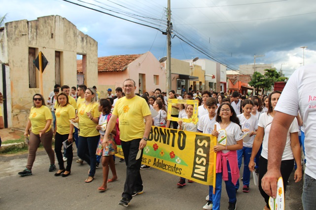 Crianças e adolescentes de diversas escolas de Caraúbas participam de caminhada “Faça Bonito”