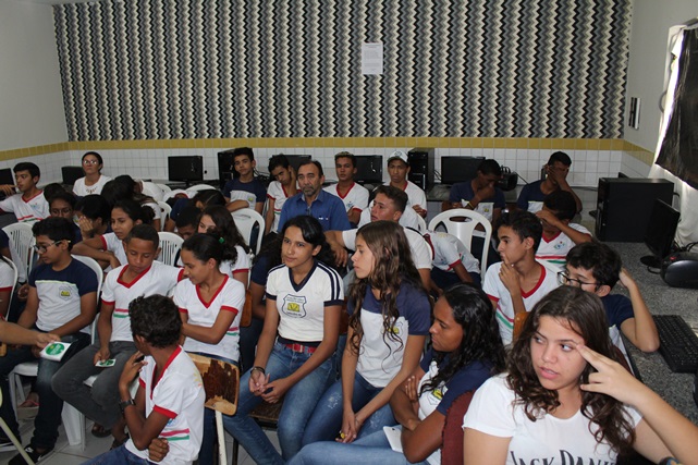 Campanha “Maio Amarelo” chega a Escola Leônia Gurgel com palestra para o alunado e professores