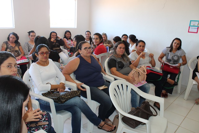 Professores participam de oficinas de leitura e escrita dentro da programação do 7º Pnaic em Caraúbas