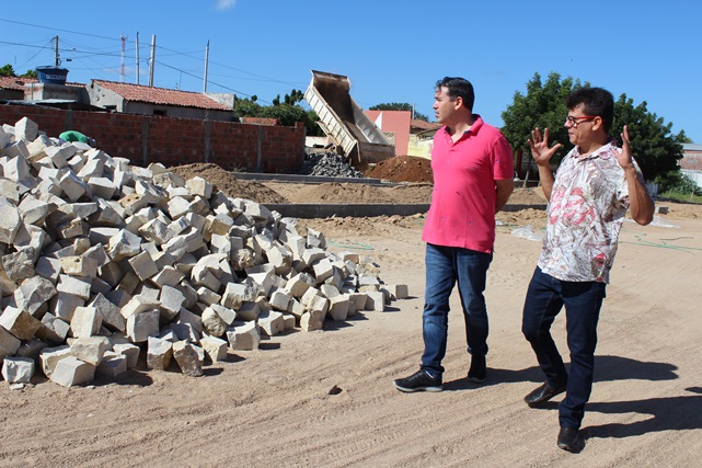 Prefeito Juninho Alves e deputado Beto Rosado visitam obra de pavimentação da Benjamin Constant