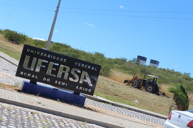 Prefeitura de Caraúbas dá início à limpeza do trajeto do Campus da Ufersa