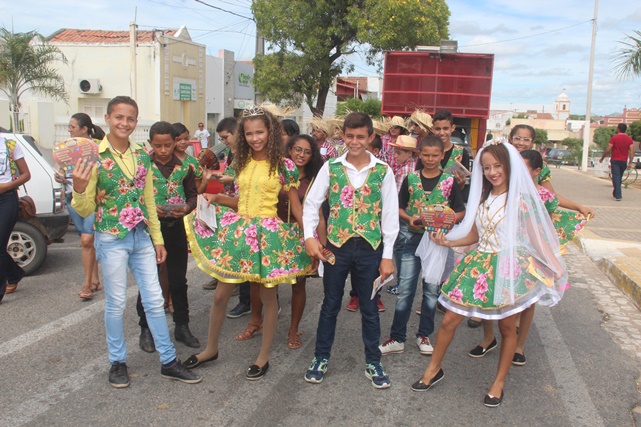 Cortejo Junino surpreende feirantes em pleno sábado com muita animação e músicas juninas