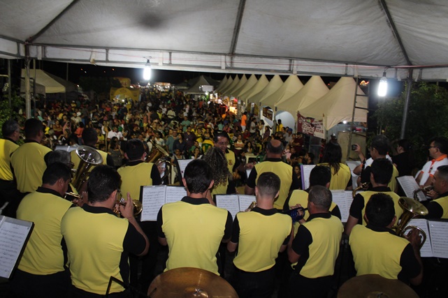 Multidão participa da abertura da segunda Expoeste Caraúbas