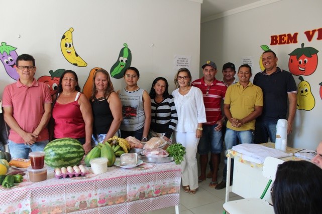 Prefeito Juninho Alves e vice-prefeito Paulo Brasil participam de solenidade da compra direta da merenda escolar