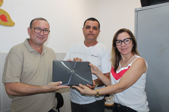 Prefeitura de Caraúbas realiza entrega de equipamentos de multimídia para setores da Assistência Social