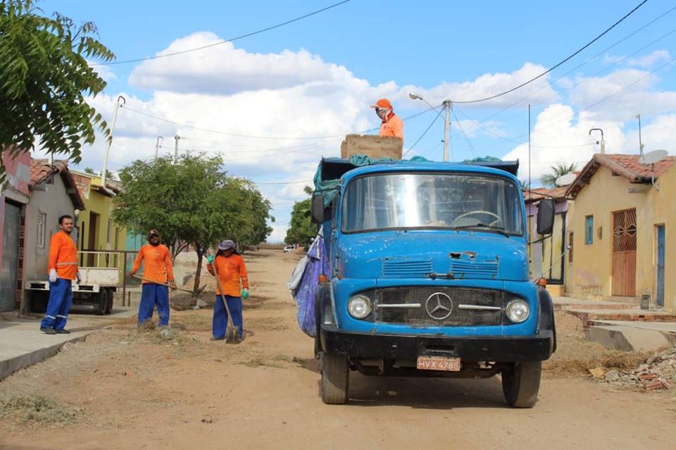 Prefeitura intensifica mutirão de limpeza no conjunto Aroldo Maia