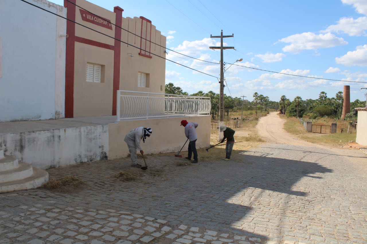 Prefeitura de Caraúbas realiza mutirão de limpeza no Distrito do São Geraldo