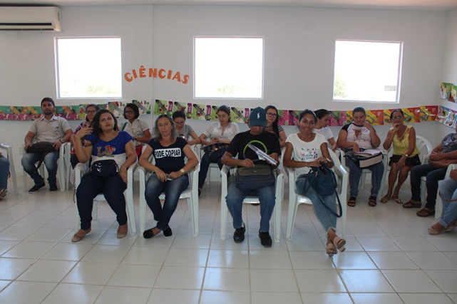 Professores da rede municipal de ensino de Caraúbas participam de escolha do livro didático