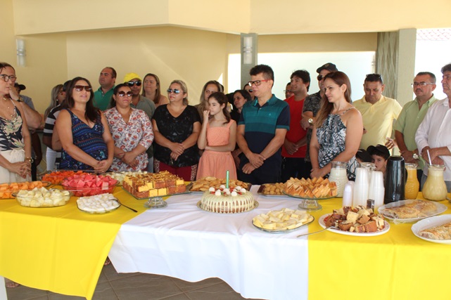 Prefeito Juninho Alves ganha café da manhã surpresa em seu aniversário