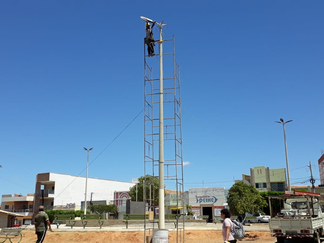 Prefeitura substitui luminárias da Praça Reinaldo Pimenta em Caraúbas gerando economia para o município