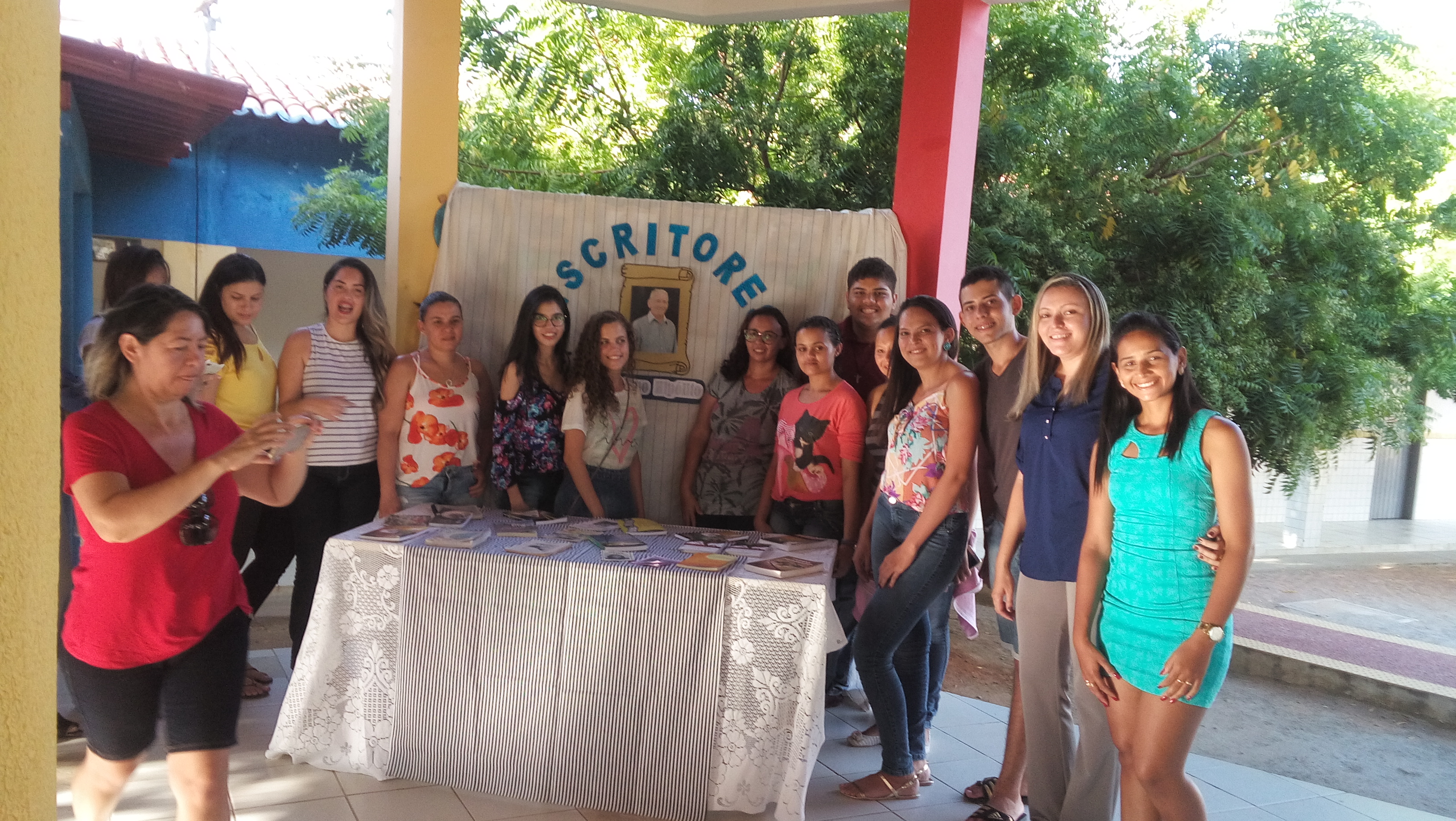 Escola Leônia Gurgel realiza trote cultural para recepcionar alunos do curso de letras da Ufersa Caraúbas