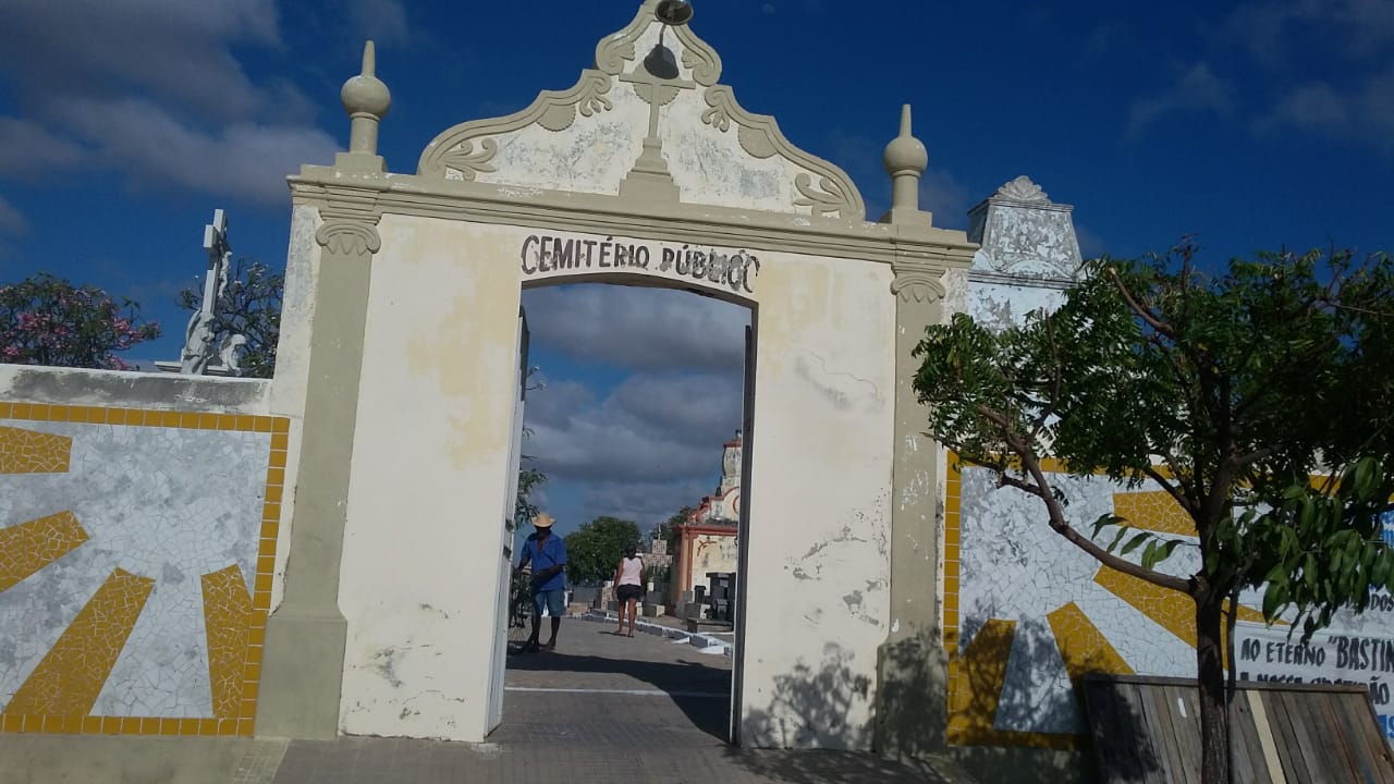 Cemitérios estão sendo limpos para o dia de finados em Caraúbas