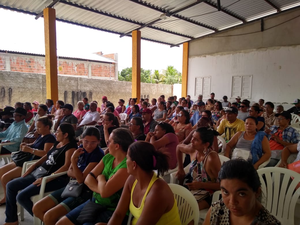 Prefeitura de Caraúbas e representantes da Funcern se reúnem com moradores para detalhar regularização de imóveis