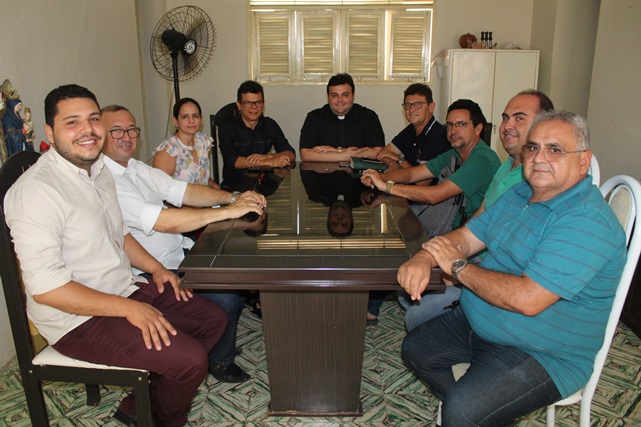 Prefeito Juninho Alves e vice-prefeito Paulo Brasil se reúnem com representantes da Igreja Católica para definir detalhes da Festa de São Sebastião