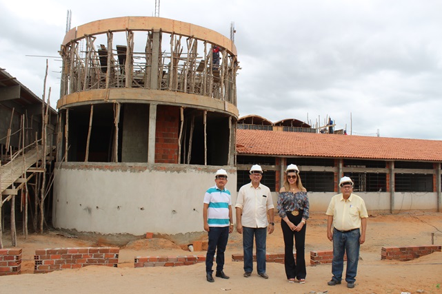 Secretária de Educação do estado e vice-prefeito Paulo Brasil visitam obras da Escola Técnica do Primeiro de Maio em Caraúbas