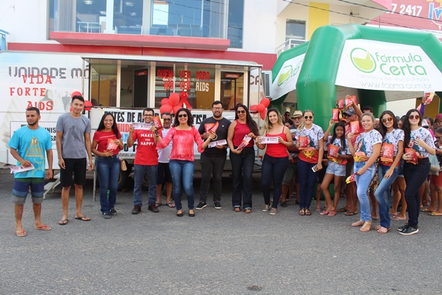 Secretaria de Saúde realiza em feira livre ação de combate a Aids em Caraúbas