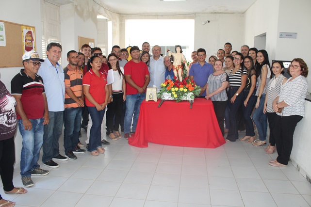 Imagem do Padroeiro São Sebastião visita sede da Prefeitura de Caraúbas