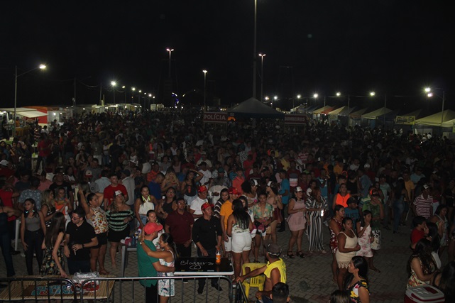 Show com o cantor Dorgival Dantas arrasta multidão a raça de Eventos na abertura da festa social de São Sebastião em Caraúbas