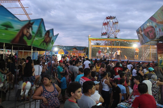 Prefeitura de Caraúbas promove tarde de lazer gratuito para a criançada em parque de diversão 