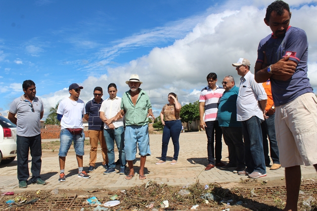 Equipe da Prefeitura de Caraúbas visita ruas da cidade para solucionar problemas com acúmulo de água das chuvas